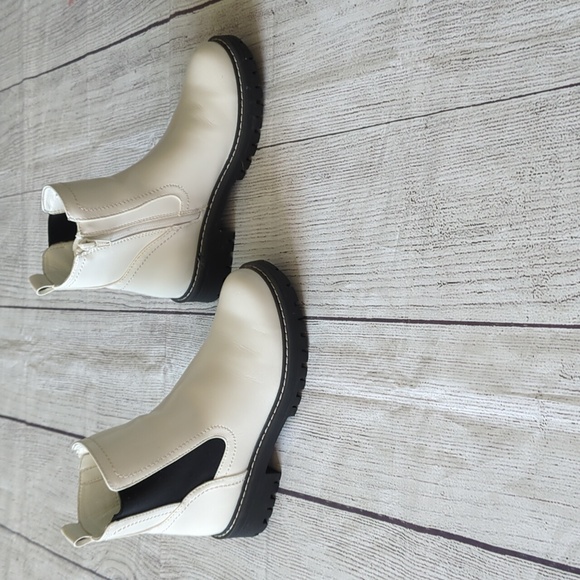 Woman's boots - Picture 3 of 8